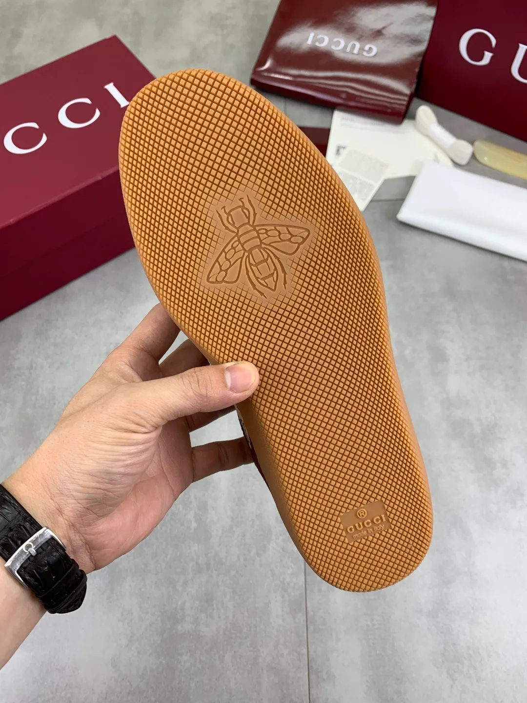 Men's shoes 💰P562 New GUCCI classic design moral training element catwalk model, matching version of top quality moral training shoes for men and women. Epoxy logo process is concave and convex, matching oil edge technology, punched cowhide cloth surface, suede cowhide surface splicing, breathable and not stuffy, the original overlasted shoe model is comfortable on the feet.  Fabric: Matched leather + cloth + mesh Lining: Water-dyed sheepskin Foot: Water-dyed sheepskin Outsole: Original molded TP matching environmentally friendly material Packaging: Top counter full set of packaging Female 35-42 (Female 41.42. Customized) Male 39-46 (46 customized)